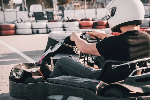 Un jeune homme conduit un karting sur circuit — Photo