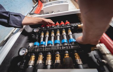 HVAC teknisyeni evde ısıtma ve soğutma sistemi hizmeti veriyor.