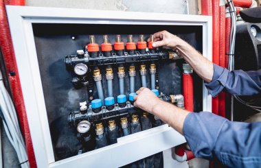 HVAC teknisyeni evde ısıtma ve soğutma sistemi hizmeti veriyor.