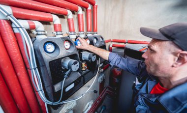 HVAC teknisyeni evde ısıtma ve soğutma sistemi hizmeti veriyor.