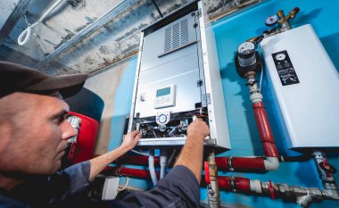 HVAC teknisyeni evde ısıtma ve soğutma sistemi hizmeti veriyor.