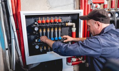 HVAC teknisyeni evde ısıtma ve soğutma sistemi hizmeti veriyor.