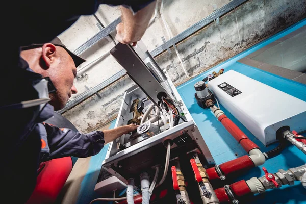 Le technicien en climatisation vérifie le climatiseur — Photo