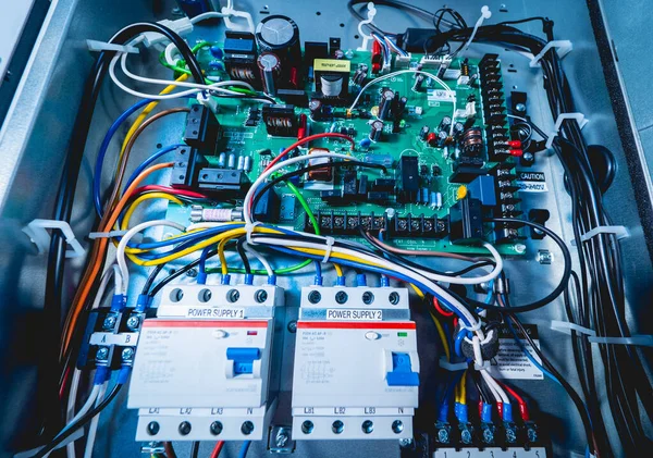 Kablolar, borular ve elektrik ekipmanlarıyla klima ünitesini aç