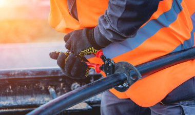 Yüksek voltajlı kablo döşeyen iki elektrikçi işçi