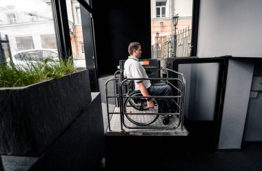 Fiziksel engelliler için özel asansör.