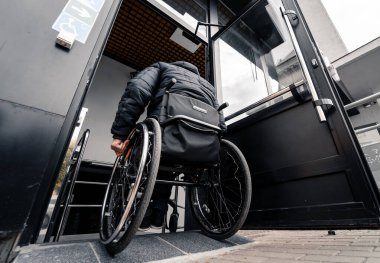 Fiziksel engelliler için özel asansör.