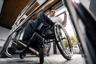 Fiziksel engelliler için özel asansör.