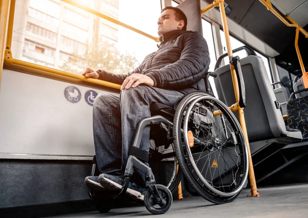 Toplu taşıma araçlarında fiziksel engelli ve erişilebilir rampası olan biri.. — Stok fotoğraf