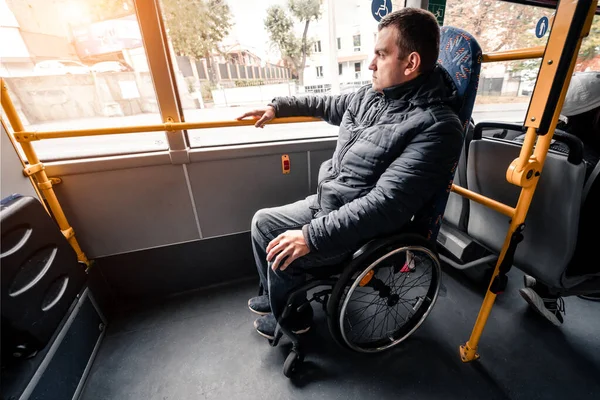 Toplu taşıma araçlarında fiziksel engelli ve erişilebilir rampası olan biri..