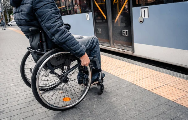 Fiziksel engelli bir kişi erişilebilir bir rampayla toplu taşımaya giriyor. — Stok fotoğraf