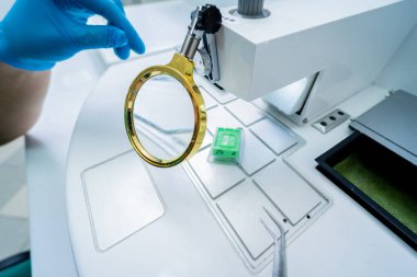 Laboratuvar asistanı parafin ağda doku yerleştirme makinesinde çalışıyor..