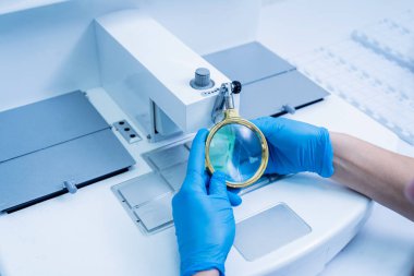 Laboratuvar asistanı parafin ağda doku yerleştirme makinesinde çalışıyor..