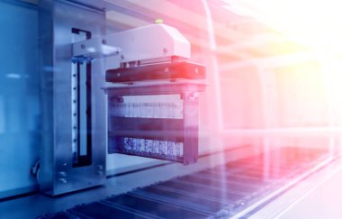 Modern laboratuvarda otomatik çoklu slayt boyayıcısı