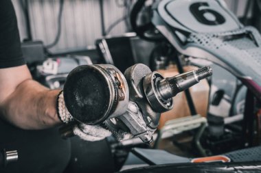 Tamirci go kart yarışı servisi depoya benzin döker.