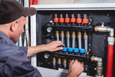 HVAC teknisyeni evde ısıtma ve soğutma sistemi hizmeti veriyor.