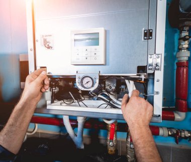 HVAC teknisyeni evde ısıtma ve soğutma sistemi hizmeti veriyor.