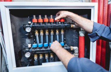 HVAC teknisyeni evde ısıtma ve soğutma sistemi hizmeti veriyor.