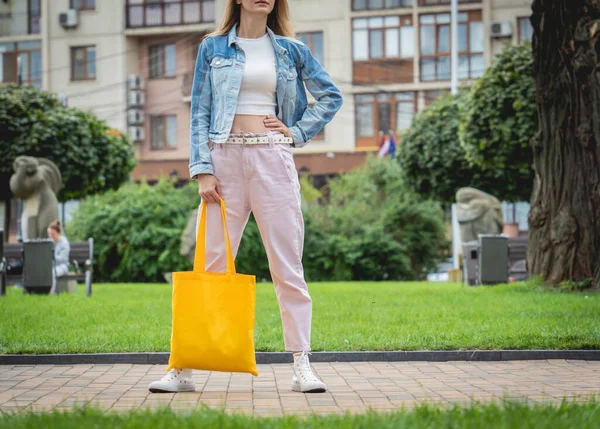 Joven hermosa mujer con bolsa ecológica de lino en el fondo de la ciudad. — Foto de Stock