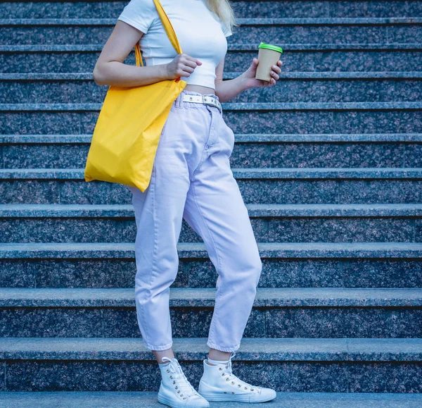 Jovem mulher bonita com linho eco saco na escada de fundo. — Fotografia de Stock