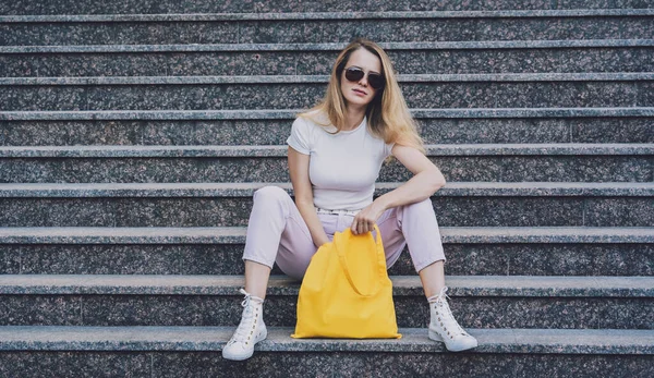 Giovane bella donna con lino eco bag su sfondo scale. — Foto Stock