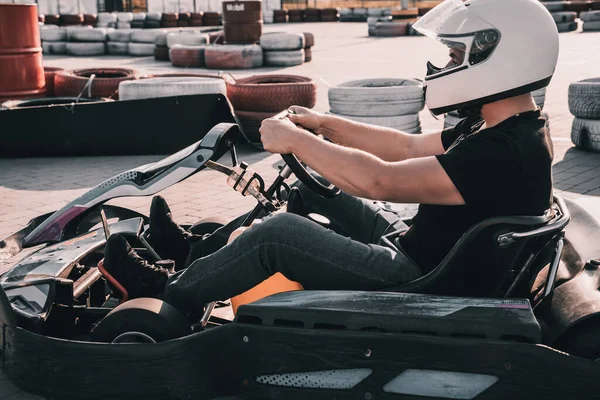 Un jeune homme conduit un karting sur circuit — Photo