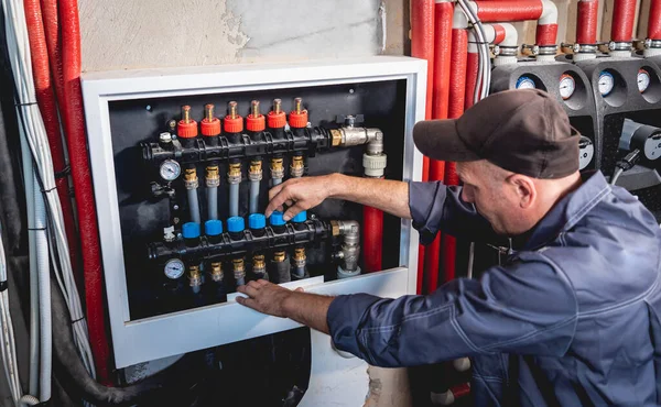 HVAC technician servicing home heating and cooling system — Stock Photo, Image