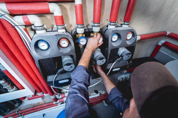 Τεχνικός HVAC που συντηρεί οικιακό σύστημα θέρμανσης και ψύξης — Φωτογραφία Αρχείου