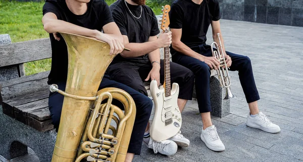 Joven banda de música callejera tocar una gran cantidad de instrumentos musicales — Foto de Stock