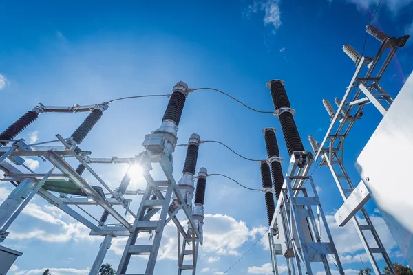 Construcción de una subestación de transmisión de potencia sobre un fondo de cielo azul — Foto de Stock