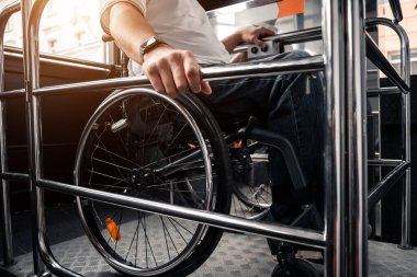 Fiziksel engelliler için özel asansör.