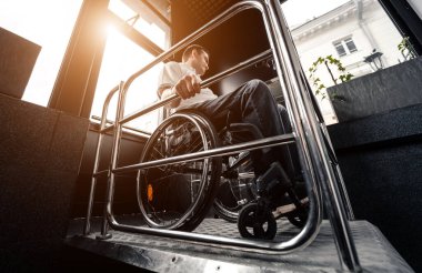 Fiziksel engelliler için özel asansör.