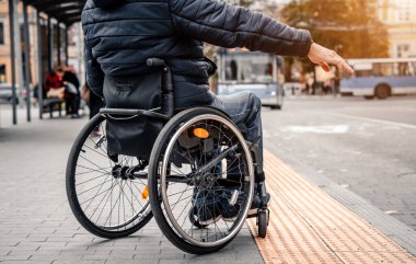 Fiziksel engelli biri, ulaşımı mümkün bir rampayla bekliyor..