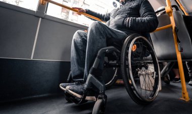 Toplu taşıma araçlarında fiziksel engelli ve erişilebilir rampası olan biri..