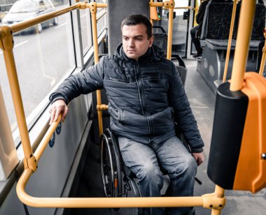 Toplu taşıma araçlarında fiziksel engelli ve erişilebilir rampası olan biri..