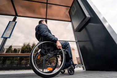 Fiziksel engelli biri, ulaşımı mümkün bir rampayla bekliyor..