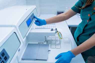 Laboratuvar asistanı parafin ağda doku yerleştirme makinesinde çalışıyor..