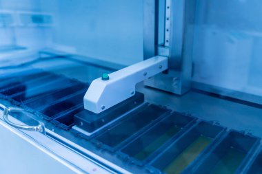 Modern laboratuvarda otomatik çoklu slayt boyayıcısı