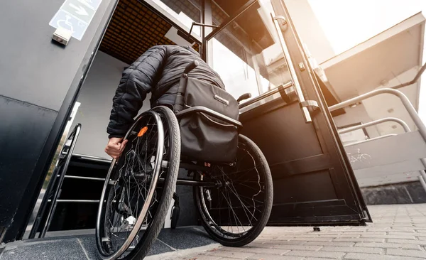 Fiziksel engelliler için özel asansör.