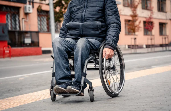 Fiziksel engelli biri, ulaşımı mümkün bir rampayla bekliyor.. — Stok fotoğraf