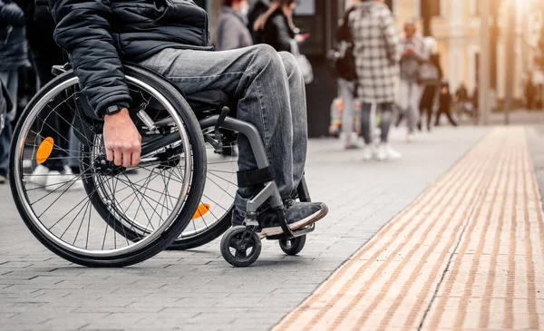 Persona con discapacidad física que espera el transporte urbano con una rampa accesible. —  Fotos de Stock