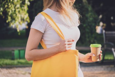 Şehrin arka planında keten çantalı güzel bir kadın..