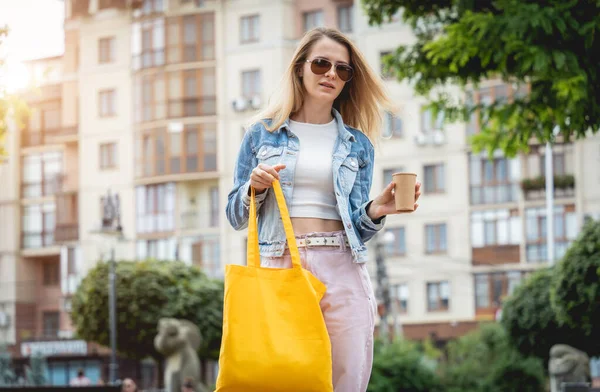 Giovane bella donna con lino eco bag su sfondo città. — Foto Stock