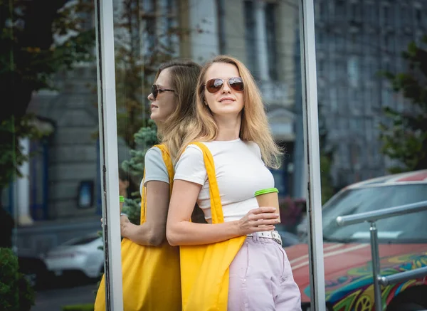 Junge schöne Frau mit Leinen-Öko-Tasche auf Stadthintergrund. — Stockfoto