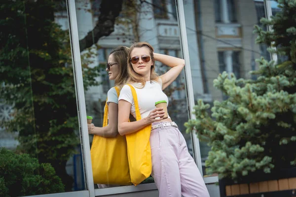 Junge schöne Frau mit Leinen-Öko-Tasche auf Stadthintergrund. — Stockfoto