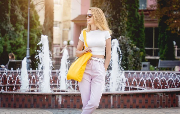 Giovane bella donna con lino eco bag su sfondo città. — Foto Stock