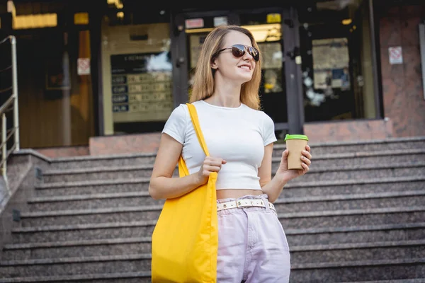 Giovane bella donna con lino eco bag su sfondo città. — Foto Stock