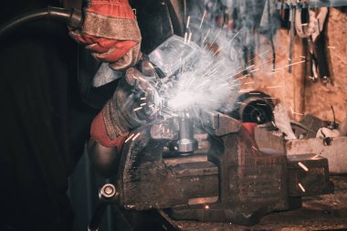 Tamirci Go Kart Yarış Servisi kaynakçılığı yapıyor