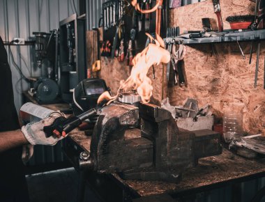 Tamirci Go Kart Yarış Servisi kaynakçılığı yapıyor