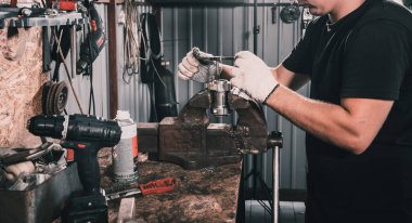 Tamirci go kart yarışı servisi depoya benzin döker.